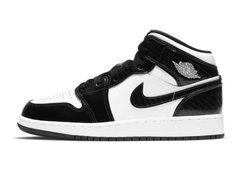 nike air jordan mid zwart|Air Jordan 1 mid top.